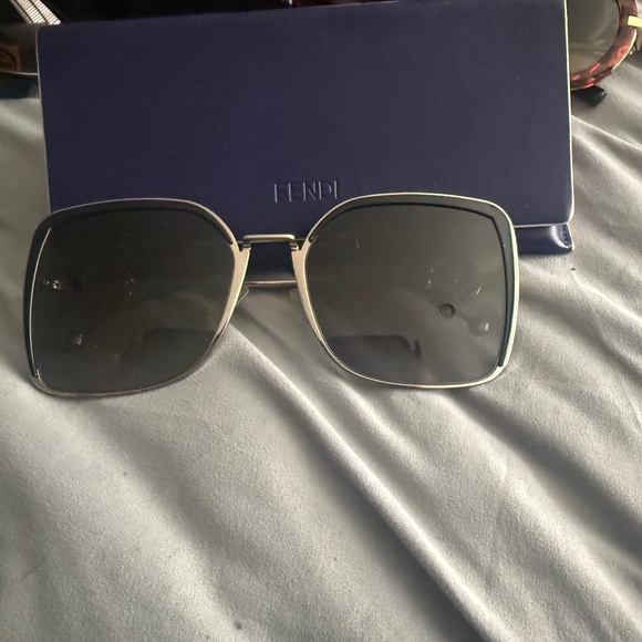 Fendi sunglasses - Picture 1 of 2